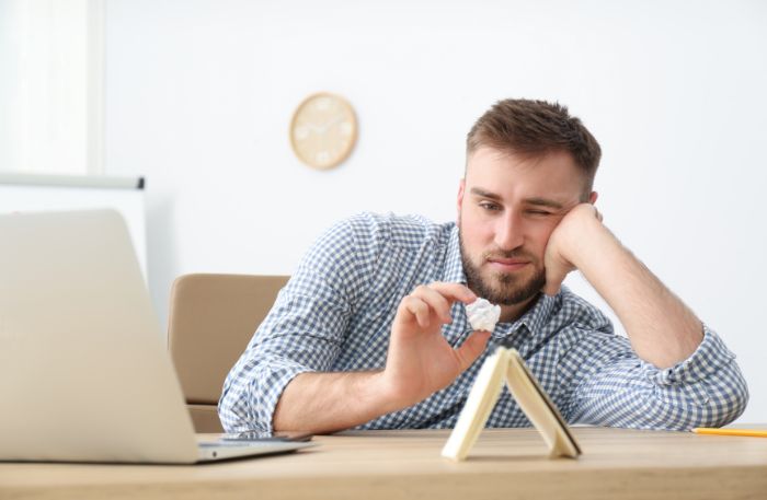 Perché procrastini nel lavoro anche se sai cosa fare (e cosa c’è davvero dietro) 2 perche continui a rimandare sul lavoro