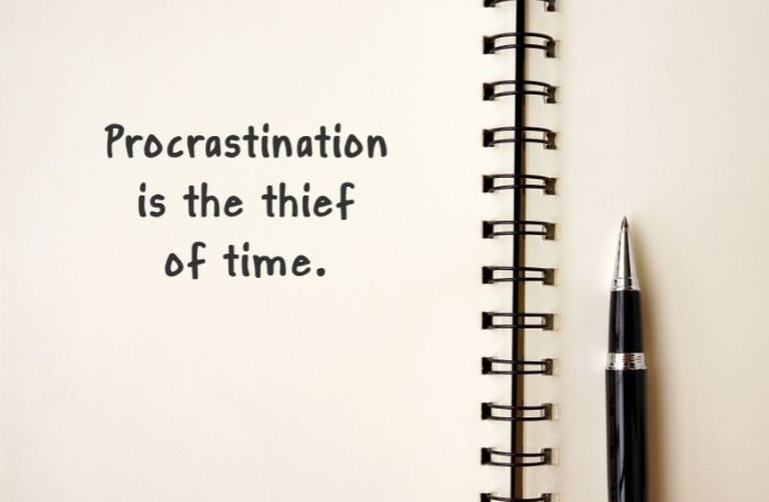 Perché procrastini nel lavoro anche se sai cosa fare (e cosa c’è davvero dietro)